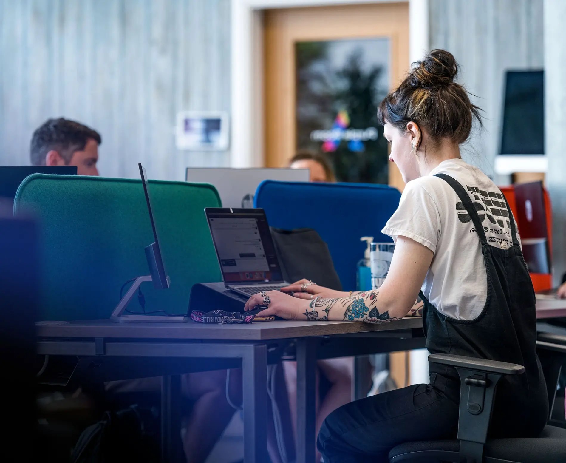 Man som tittar in i surfplattan på natten 1