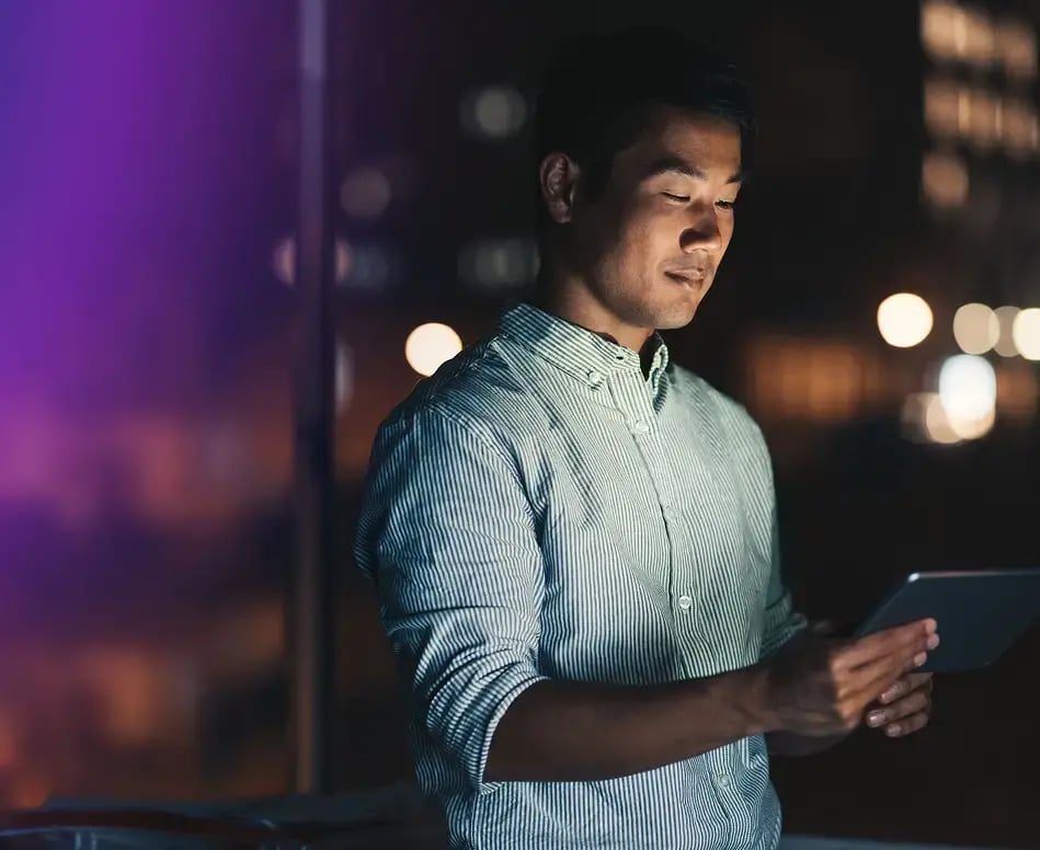 Man-looking-in-surfpad-at-night